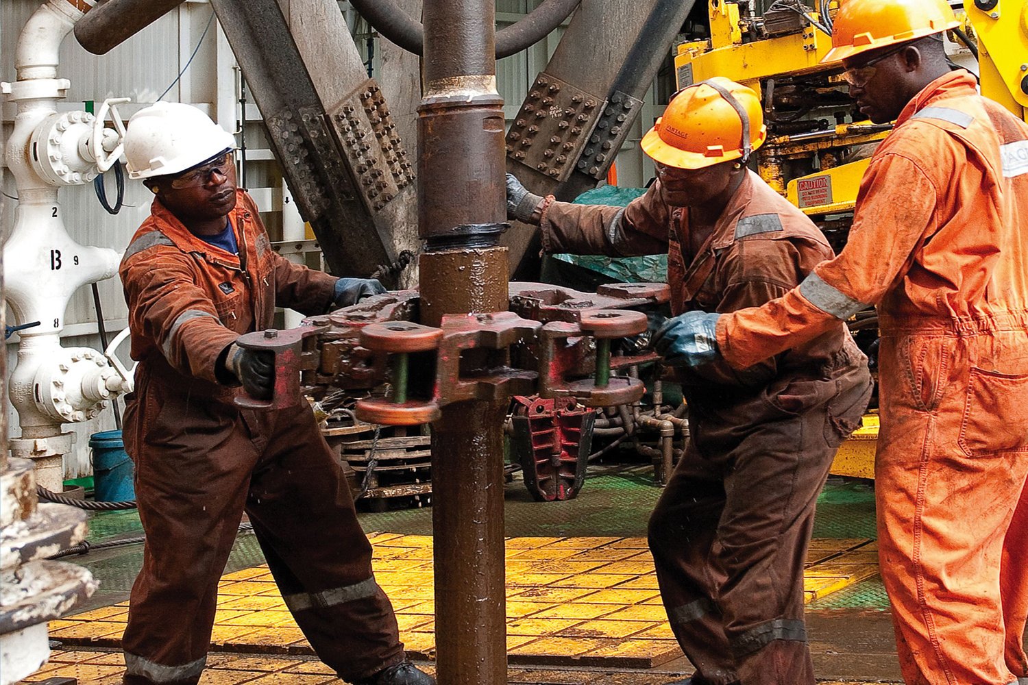 Escândalo subterrâneo: trabalhadores expõem vazamento massivo de petróleo após extração clandestina em Moçambique